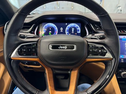 Used 2023 Jeep Grand Cherokee L Summit AWD/4WD image 13