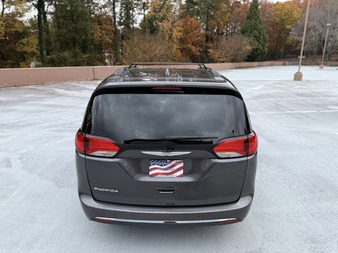 Used 2017 Chrysler Pacifica Touring-L image 13