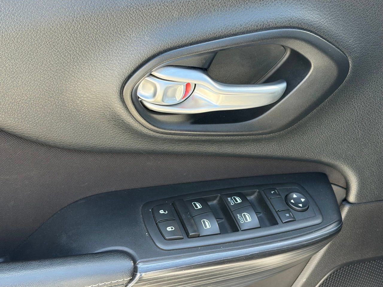 Used 2015 Jeep Cherokee Latitude FWD image 6