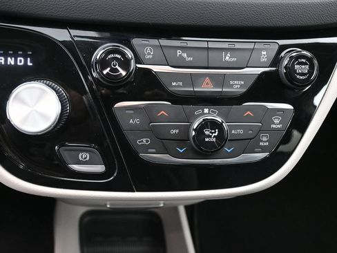 Used 2023 Chrysler Pacifica Touring-L FWD image 13
