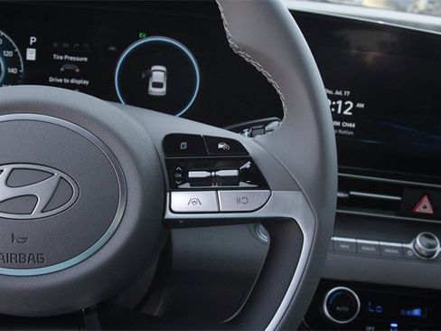 Certified 2025 Hyundai Elantra SEL image 17