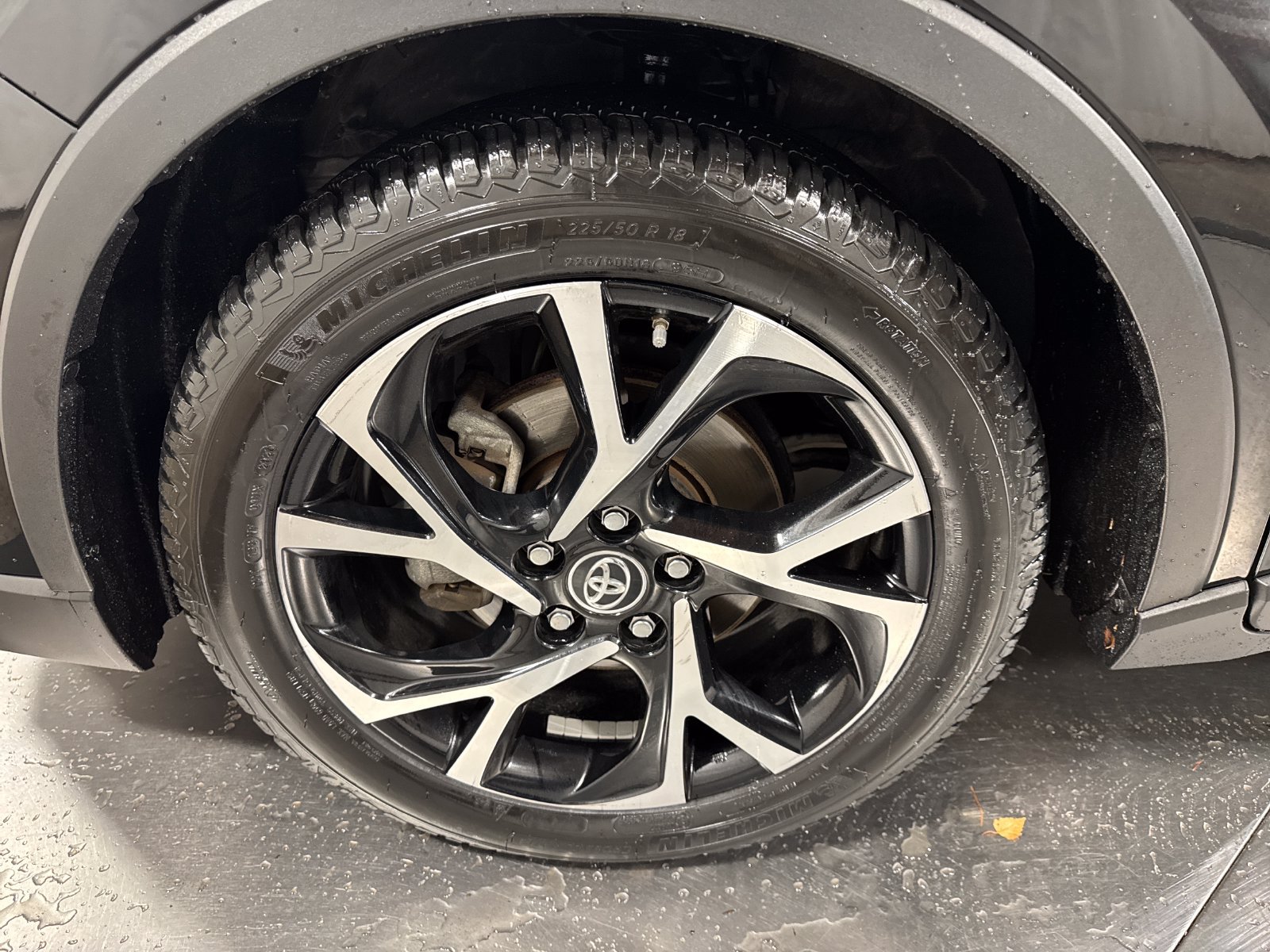 Used 2018 Toyota C-HR XLE FWD image 2