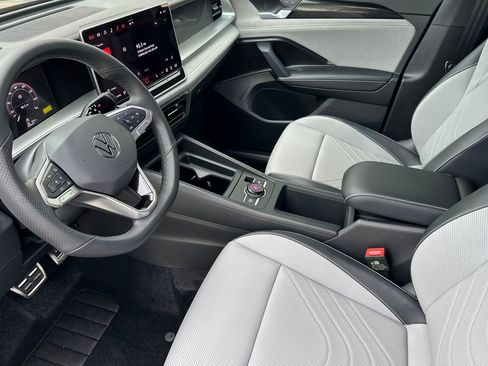 New 2026 Volkswagen Tiguan SE R-Line FWD image 8