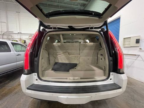 Used 2016 Cadillac Escalade Luxury image 19