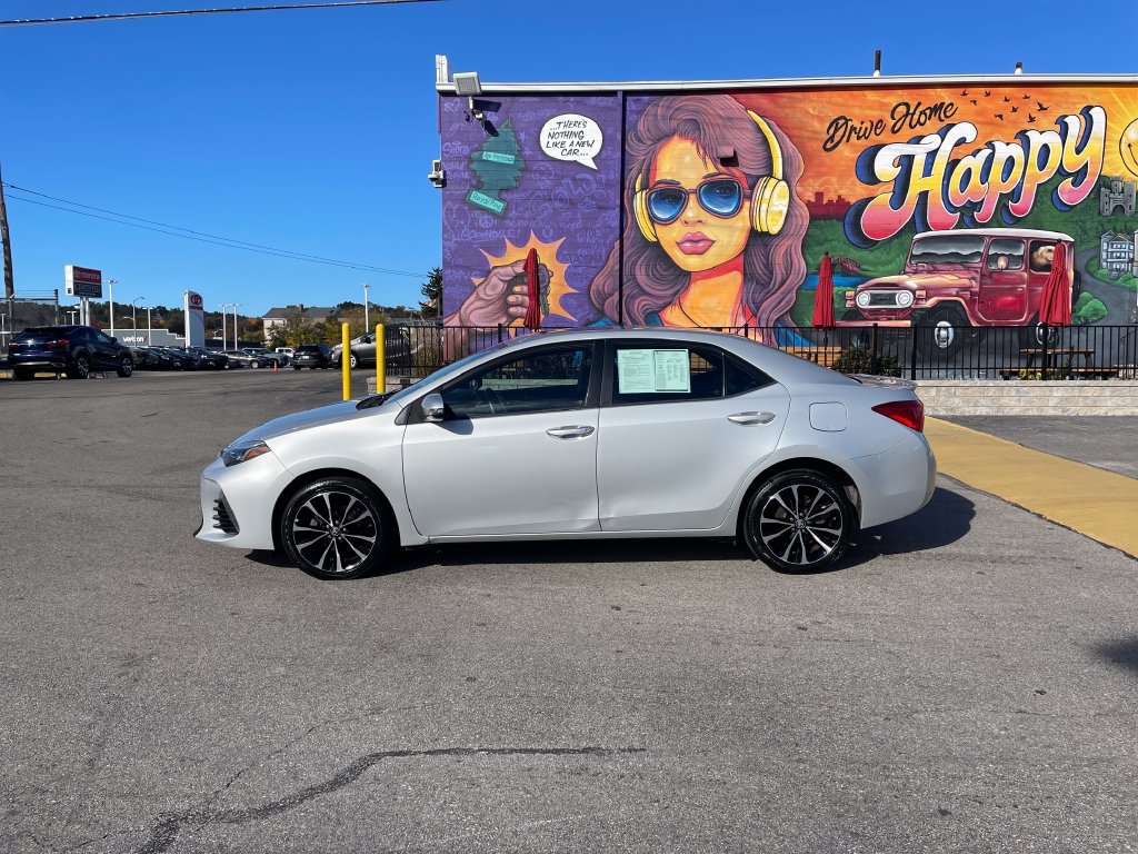 Used 2017 Toyota Corolla SE w/ SE Premium Package FWD image 2