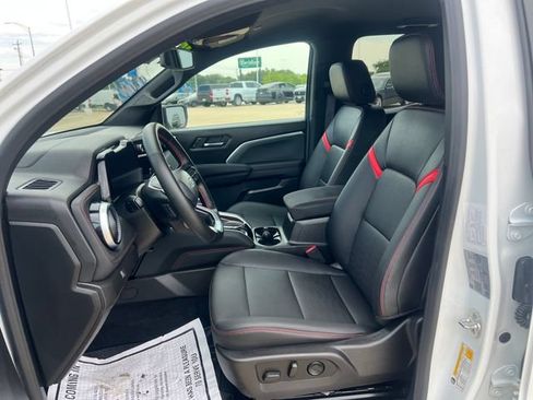 Used 2025 Chevrolet Colorado Z71 w/ Z71 Convenience Package 2 AWD/4WD image 11