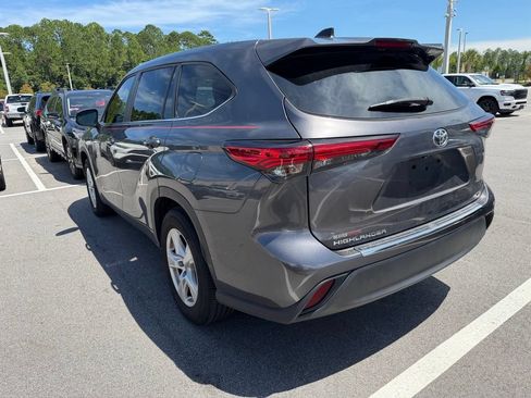 Used 2023 Toyota Highlander LE FWD image 3