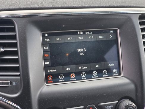 Used 2021 Jeep Grand Cherokee Laredo image 23