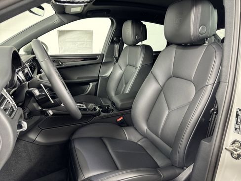 Certified 2025 Porsche Macan image 5