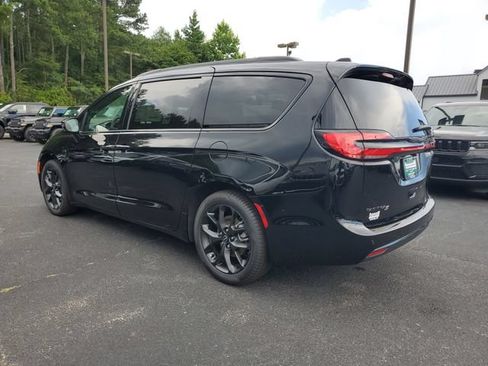 New 2026 Chrysler Pacifica Select w/ S Appearance Package FWD image 4