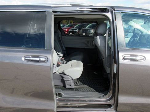 Used 2021 Toyota Sienna Limited image 18