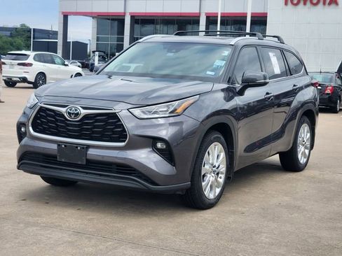 Used 2023 Toyota Highlander Limited FWD image 3