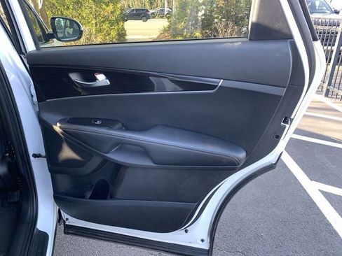 Used 2020 Kia Sorento LX image 11