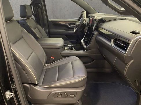 Used 2025 GMC Yukon Elevation AWD/4WD image 24