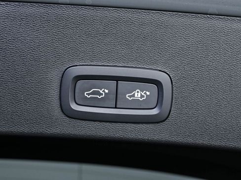Certified 2025 Volvo XC40 B5 Plus AWD/4WD image 31
