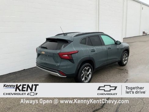 Used 2025 Chevrolet Trax LT image 4