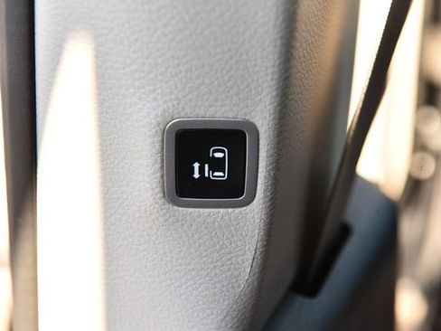 Used 2024 Chrysler Pacifica Select image 22