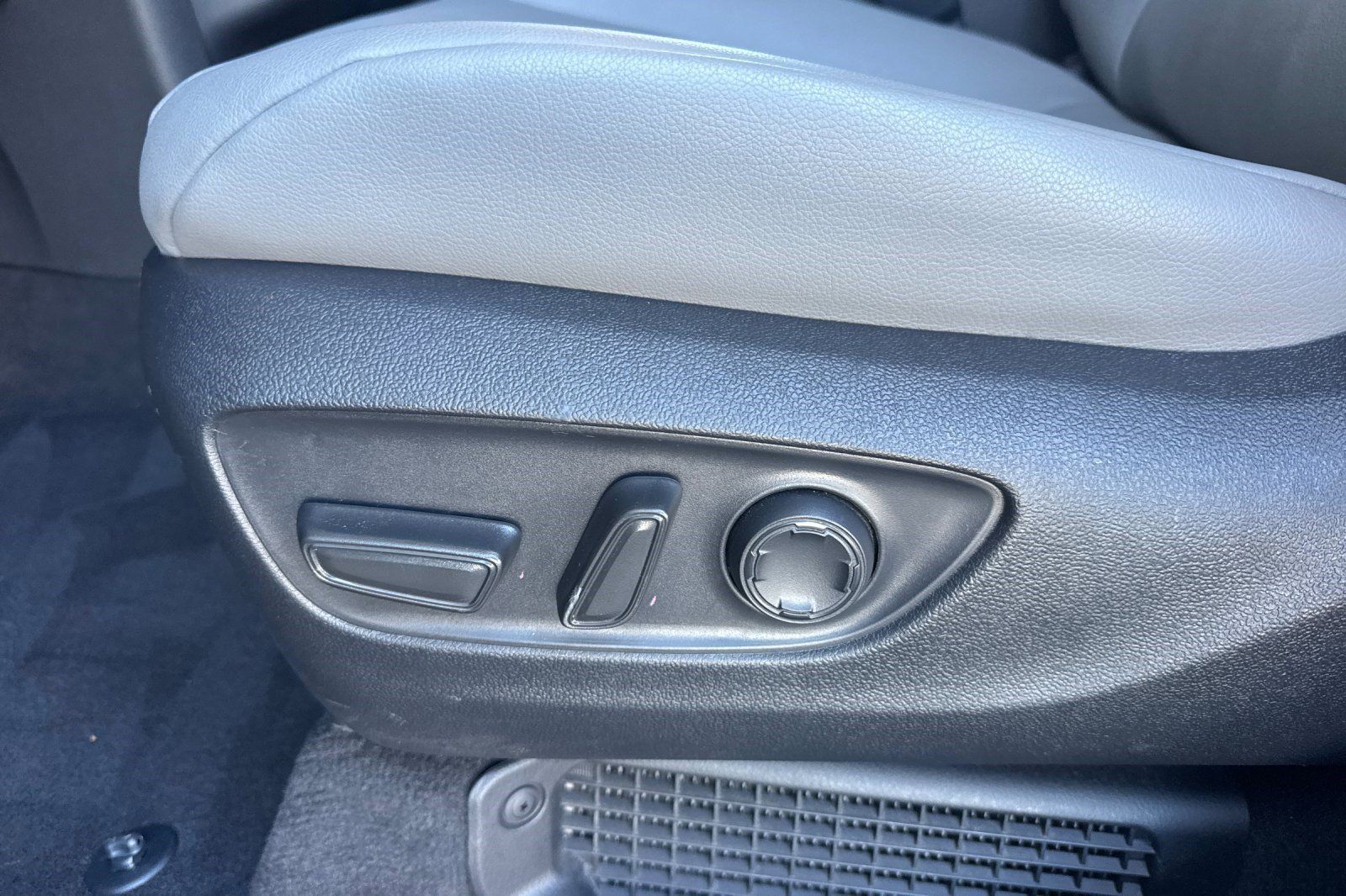 Used 2026 Toyota Sienna XLE FWD image 15