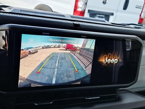 Used 2025 Jeep Wrangler Unlimited Sahara image 28