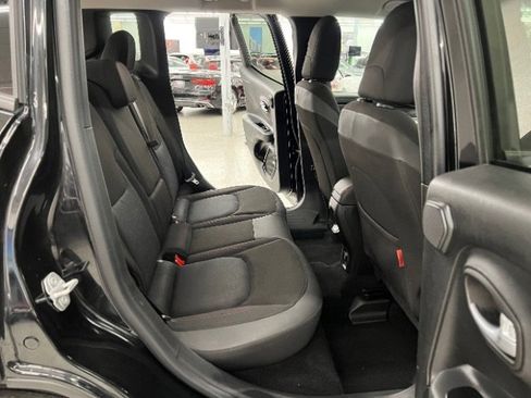 Used 2019 Jeep Renegade Trailhawk w/ Cold Weather Group II image 28