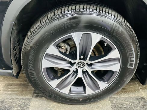 Used 2023 Toyota Highlander XLE image 30