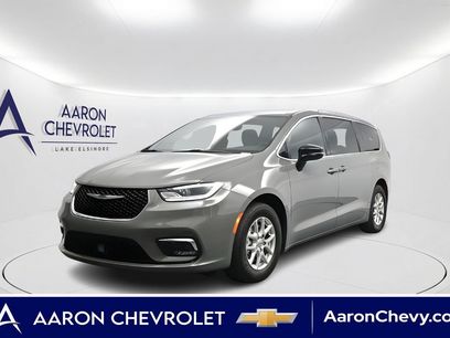 Used 2025 Chrysler Pacifica Select