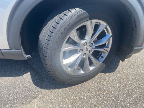 Used 2021 Ford Explorer XLT w/ Equipment Group 202A image 11