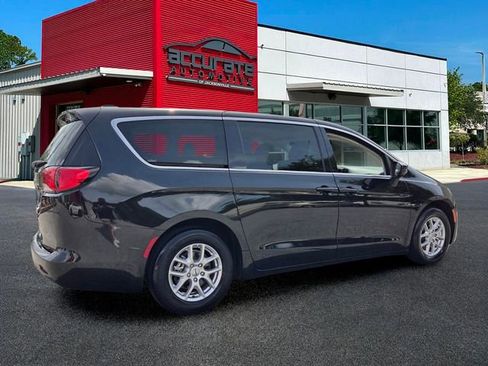 Used 2022 Chrysler Voyager LX FWD image 5