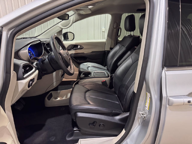 Used 2024 Chrysler Pacifica Touring-L FWD image 10