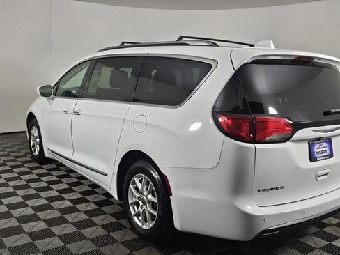 Used 2020 Chrysler Pacifica Touring-L image 6