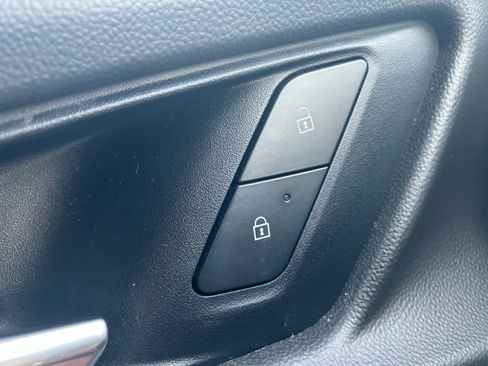 Used 2025 Chevrolet Equinox LT w/ Safety and Technology Package FWD image 12