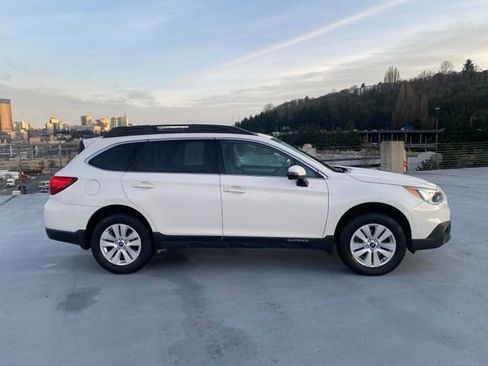 Used 2017 Subaru Outback 2.5i Premium image 2