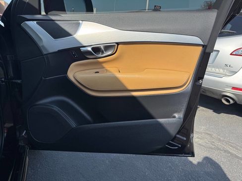 Used 2017 Volvo XC90 T6 Momentum w/ Vision Package image 20