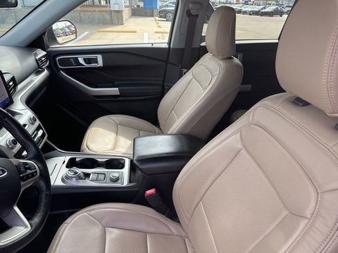 Used 2022 Ford Explorer XLT image 2
