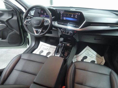 Used 2025 Chevrolet Trax ACTIV w/ Sunroof Package image 32