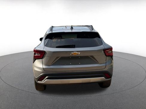 Used 2025 Chevrolet Trax LT w/ LT Convenience Package FWD image 12