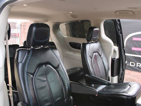 Used 2021 Chrysler Pacifica Touring-L FWD image 13