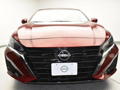 Used 2024 Nissan Altima 2.5 SV w/ SV Premium Package AWD/4WD image 2