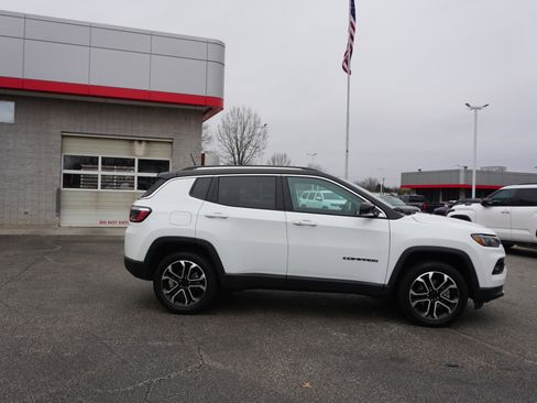 Used 2022 Jeep Compass Limited image 3