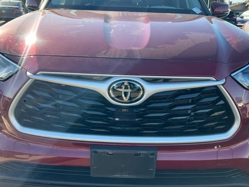 Used 2022 Toyota Highlander XLE AWD/4WD image 12