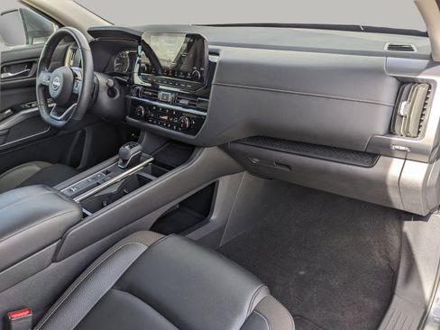 Used 2024 Nissan Pathfinder SL w/ Black Appearance Package FWD image 17