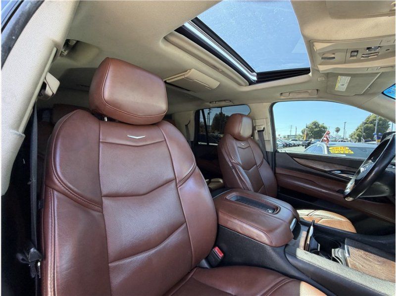 Used 2018 Cadillac Escalade Premium Luxury AWD/4WD image 38
