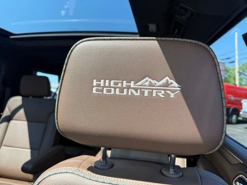Used 2024 Chevrolet Suburban High Country AWD/4WD image 18
