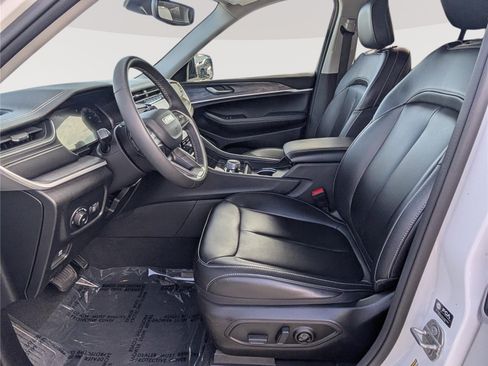 Used 2023 Jeep Grand Cherokee Limited AWD/4WD image 17