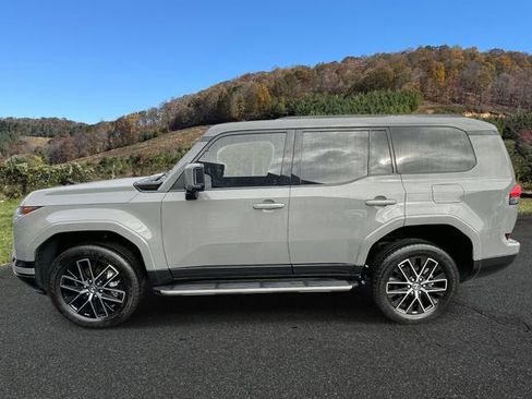 Used 2024 Lexus GX 550 image 4