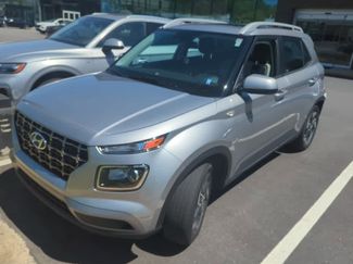 Used 2024 Hyundai Venue SEL video 2