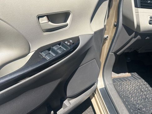 Used 2012 Toyota Sienna LE w/ Towing Pkg FWD image 8
