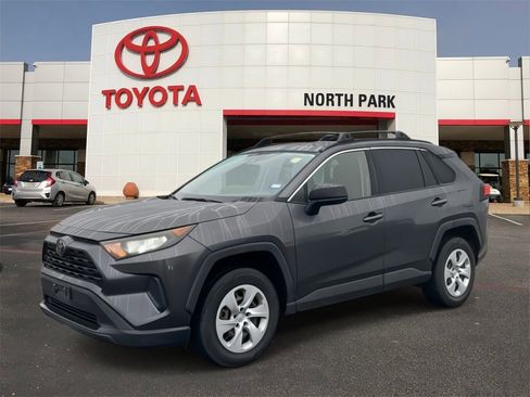 Used 2019 Toyota RAV4 LE image 1
