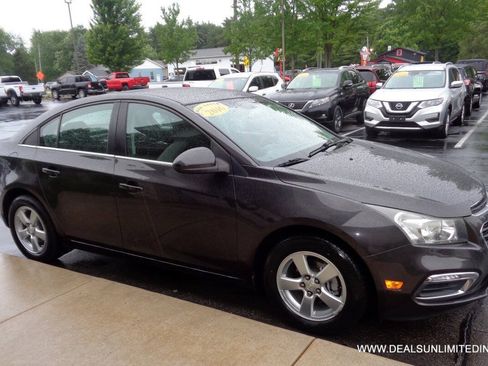 Used 2016 Chevrolet Cruze LT FWD image 2