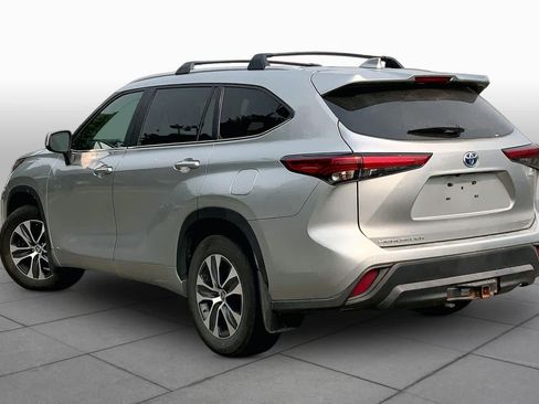 Used 2023 Toyota Highlander XLE AWD/4WD image 12